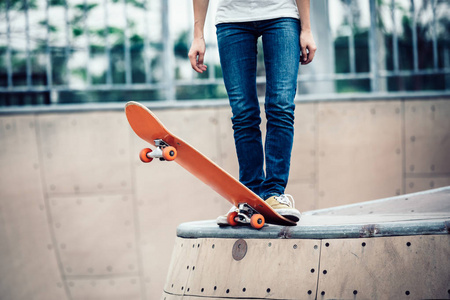 skatepark 斜坡上滑板 sakteboarding 的裁剪图像