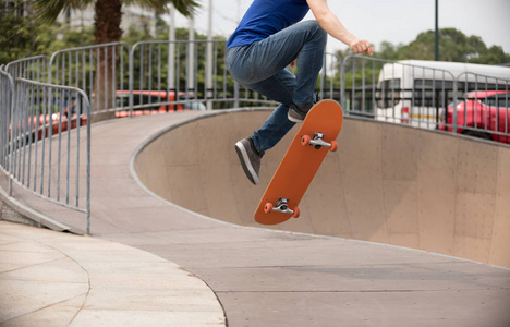 skatepark 斜坡上滑板 sakteboarding 的裁剪图像
