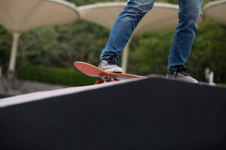 skatepark 斜坡上滑板 sakteboarding 的裁剪图像