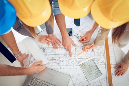 建筑师团队讨论施工计划, 规划项目变更照片