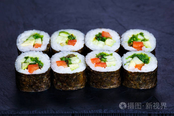 素食寿司卷在黑石石板上服务