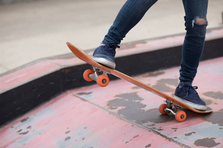 skatepark 斜坡上滑板 sakteboarding 的裁剪图像