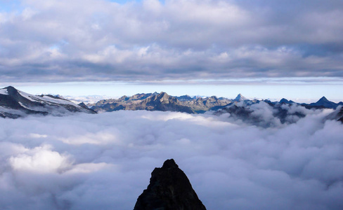 山谷中云盖的尖峰山峰与大景观