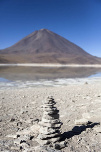 在玻利维亚的规矩安斯 Avaroa 湖和 Licancabur 的美景