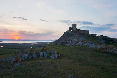 美丽的风景和日落的天空在 Enisala 老堡垒城堡, Dobrogea, 罗马尼亚