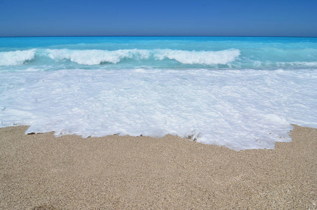 沙子, 海泡沫, 绿松石波浪和蓝天