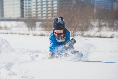 可爱的亚洲儿童玩雪户外