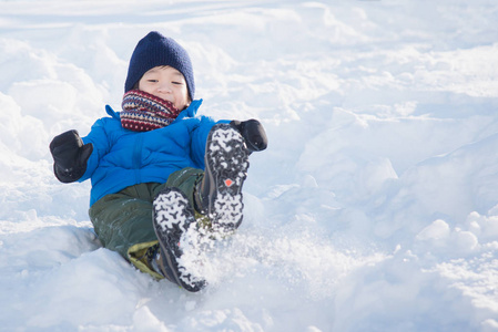 可爱的亚洲孩子滑在雪在公园