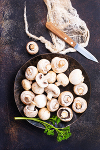 一堆生 champignons 在盘子里煮饭