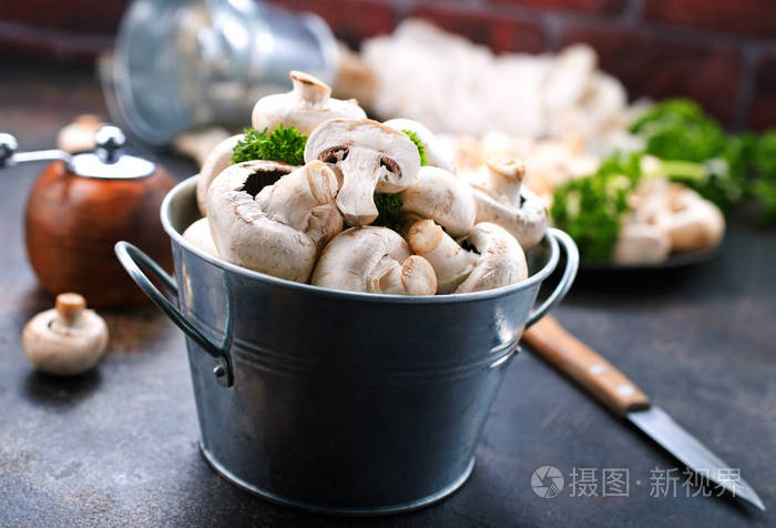 金属桶中的生 champignons 桩, 煮饭