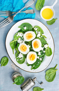 沙拉配煮鸡蛋在盘子里, 健康的食物
