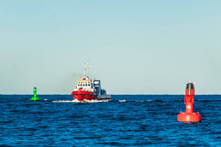 德国 Warnemuende 波罗的海的船只和浮标