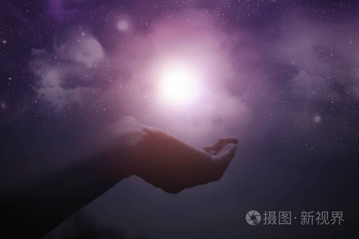 手对着繁星的天空.月亮闪耀