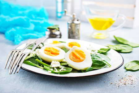 沙拉配煮鸡蛋在盘子里, 健康的食物