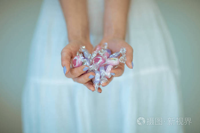女人手捧着一些老式糖果 感官农村工作室拍摄可以作为背景