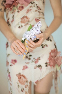 女人手捧着新鲜的紫罗兰丁香花, 感官乡村摄影棚拍摄可作背景