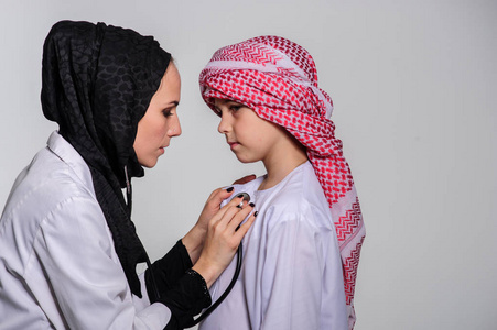 阿拉伯护士和小穆斯林患者的医疗保健