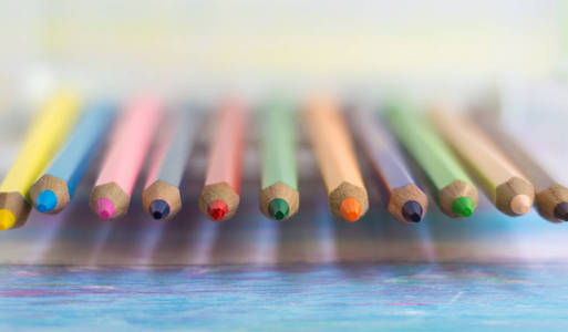 彩色铅笔的光谱, 具有柔和的聚焦背景, 空格为标题或文本。学校和办公室概念