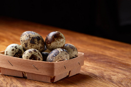 鹌鹑蛋在一个盒子上的一个质朴的木质背景, 顶部视图, 选择性聚焦