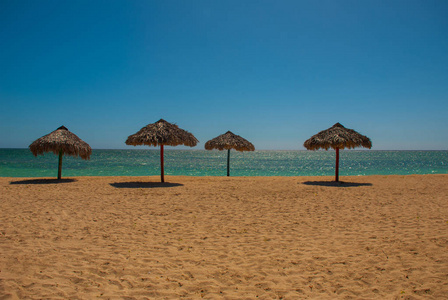 雨伞在美丽的海滩上。古巴。千里。安科纳海滩。加勒比海