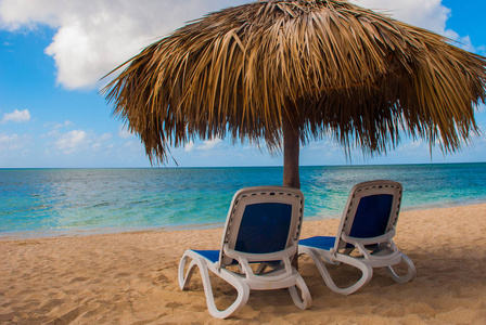 阳光躺椅和阳伞在天堂海滩。古巴。千里。安科纳海滩。加勒比海