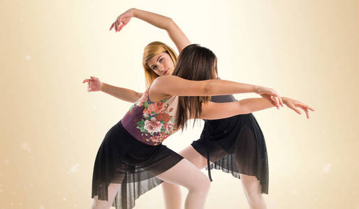 跳芭蕾舞的女孩图片