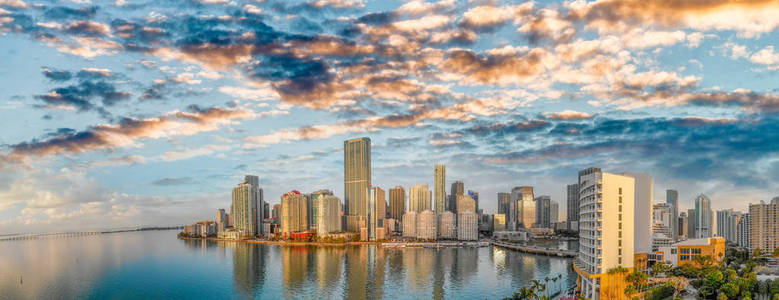 在日出的迈阿密市中心全景鸟瞰和 Brickell 键