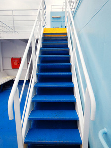 渡轮甲板上的蓝色阶梯细节图片