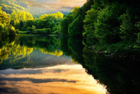 美丽的早晨在湖, 春天早晨反射在水中