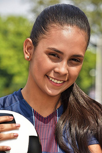 年轻女青年足球运动员微笑