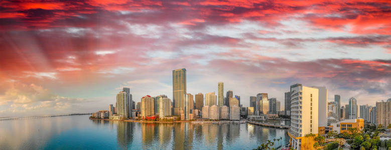 在日出的迈阿密市中心全景鸟瞰和 Brickell 键