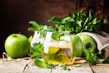 绿色苹果汁与冰和薄荷, 老木背景, 选择性聚焦照片