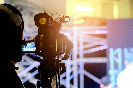 摄影师视频记录活动在舞台上的事件照片