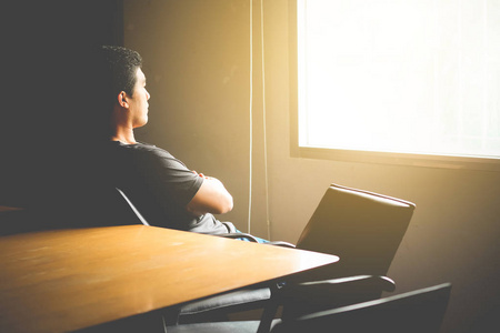 领导力黑暗亚洲男人在会议室的黑暗角落里思考着照片