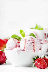 草莓冰淇淋配顶, 用薄荷叶装饰, 白色背景, 高键, 选择性聚焦