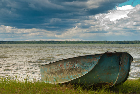 2013年7月, 阿尔泰地区 Yegoryevsky GorkoePereshechnoe 湖码头上的一艘老船