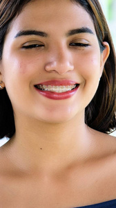 闭着眼睛的女性照片