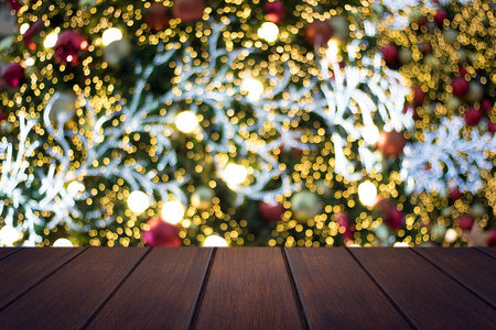 顶部查看木桌上的软模糊抽象散景和圣诞节