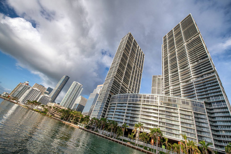 市中心迈阿密天际线和建筑物反射从 Brickell 的关键