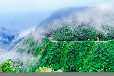 玻利维亚 Yungas 的大雾死亡之路