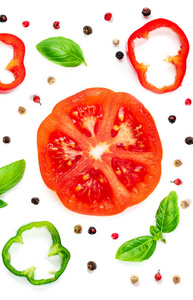 红辣椒西红柿罗勒叶制作的五颜六色的食品图案
