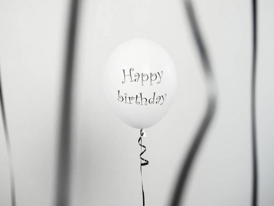 黑色和白色气球与生日问候