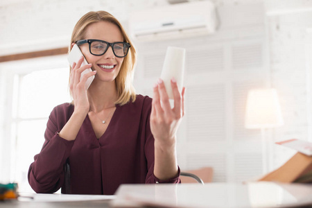 个 在电话谈判的快活的女性设计师 相似素材图片