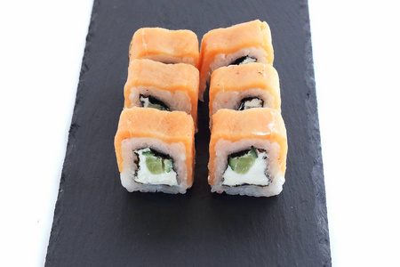寿司是日本国民料理的一道菜。