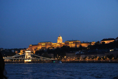 皇宫和多瑙河在布达佩斯的夜晚图片