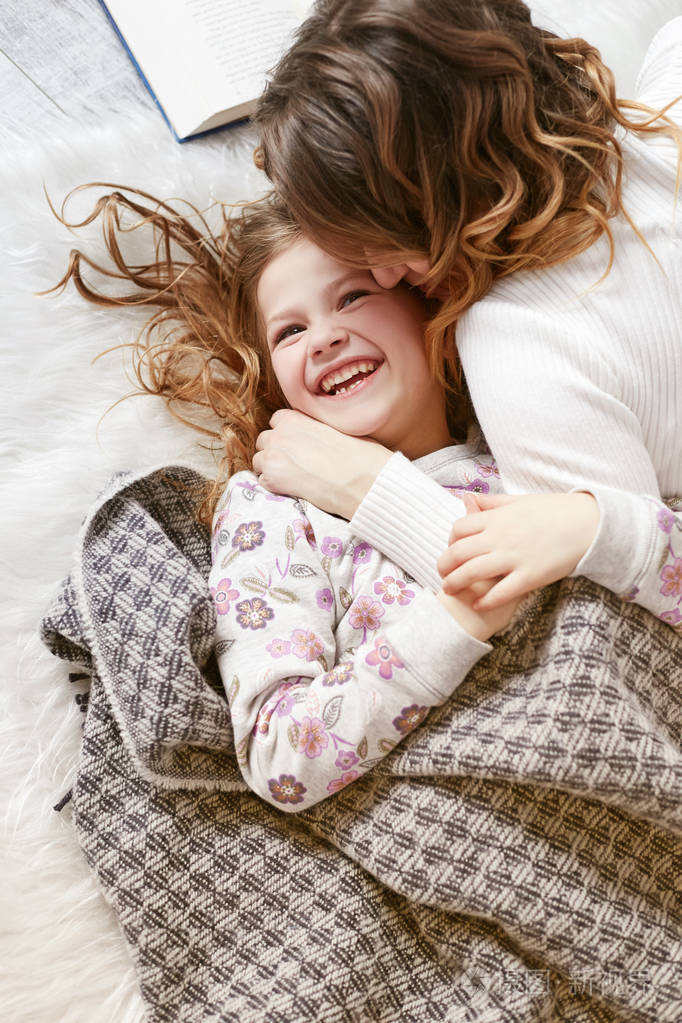 快乐的微笑女孩与她的母亲.妈妈抱着女儿.母性概念.为人 父母.母亲