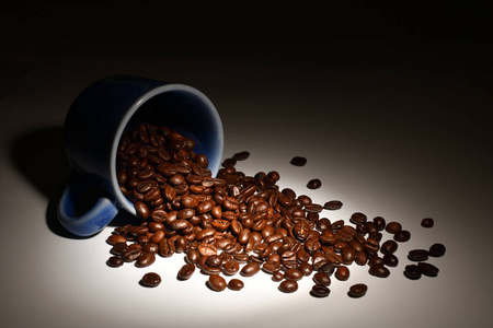 咖啡豆咖啡杯在黑暗背景下的聚光灯下