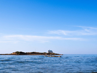 浪花从波浪碰撞对岩石海岸, 海是深蓝色与白色喷雾