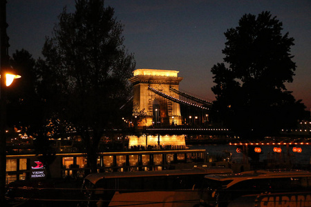 布达佩斯, 匈牙利美丽的塞切尼链桥与观光船在多瑙河上