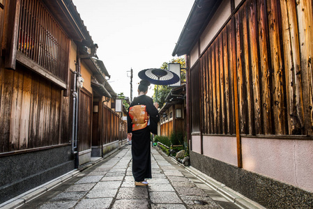 亚洲妇女与浴衣步行在日本京都